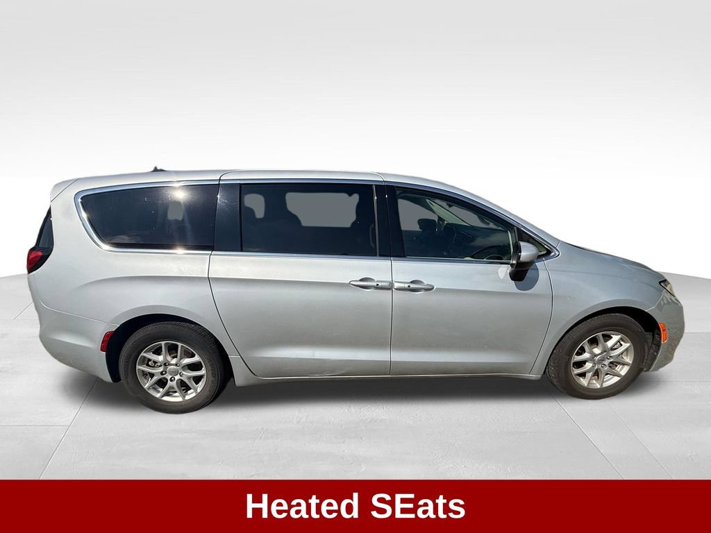 Used 2023 Chrysler Pacifica Touring-L FWD image 7