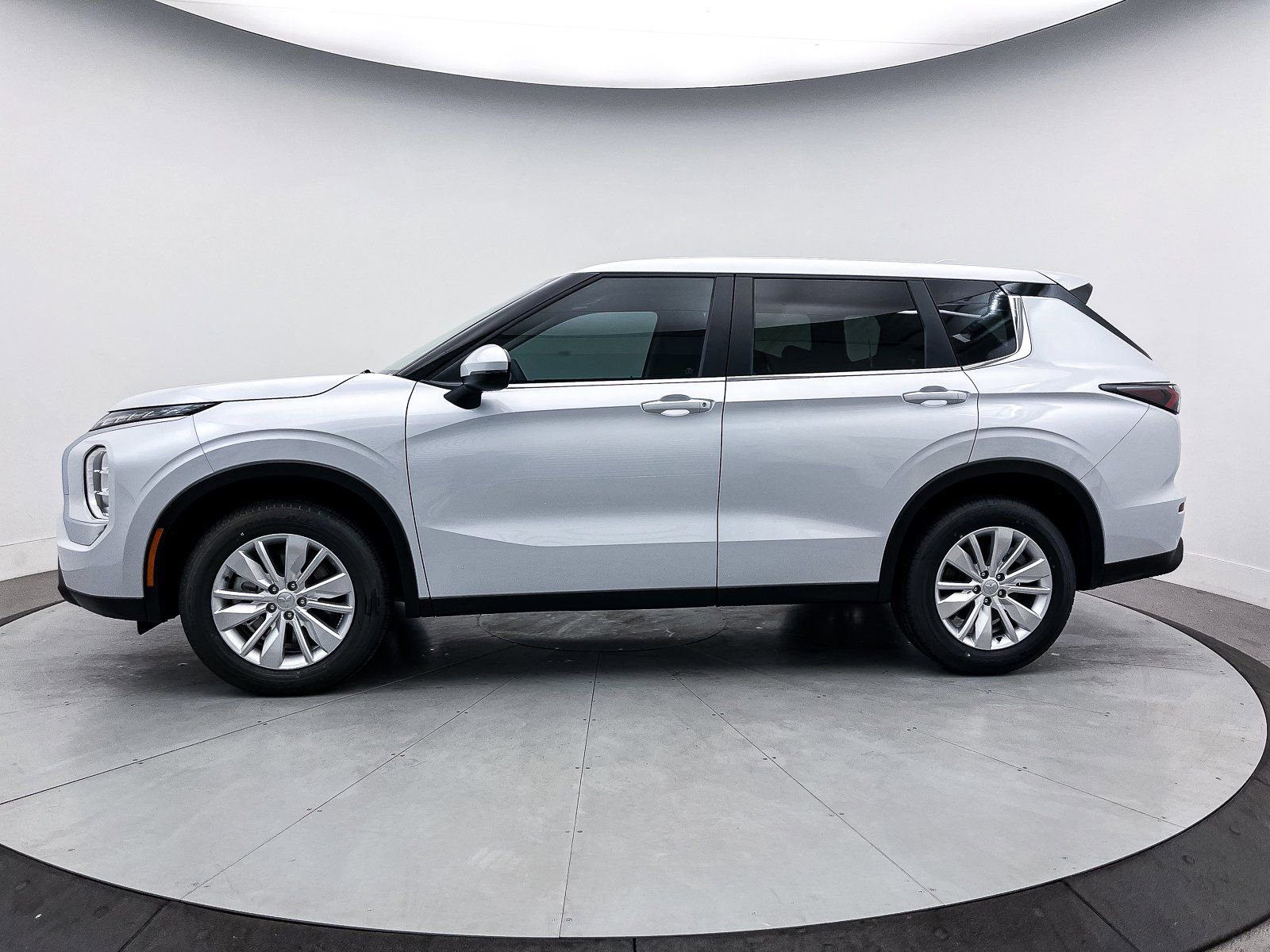 New 2025 Mitsubishi Outlander ES image 4