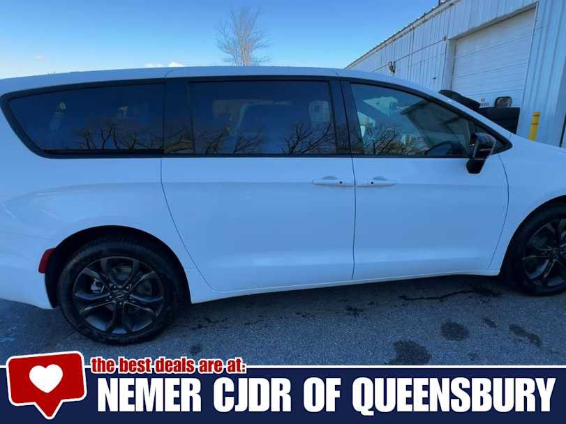 New 2026 Chrysler Pacifica Select AWD/4WD image 9