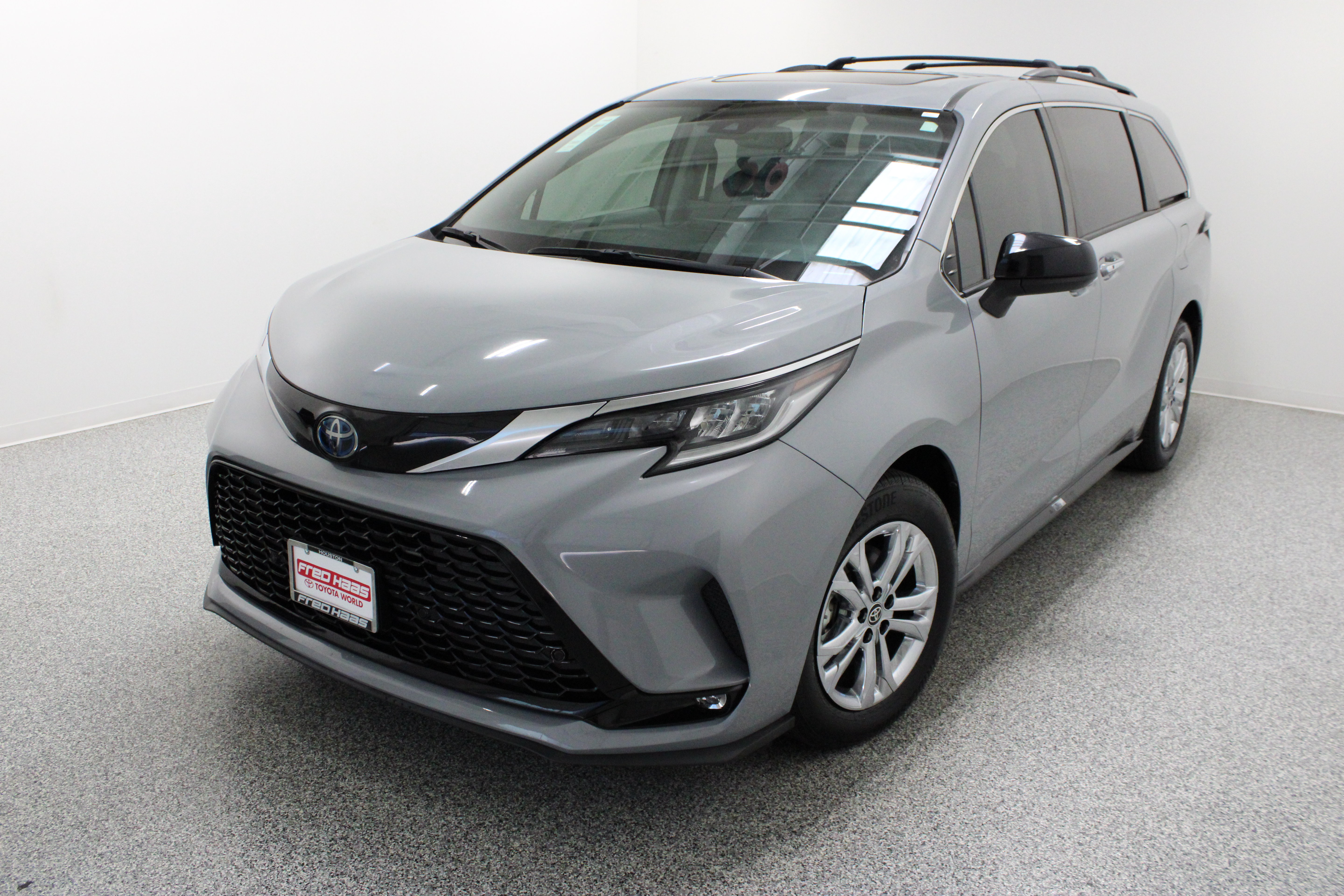 Used 2023 Toyota Sienna XSE w/ XSE Plus Package AWD/4WD image 2