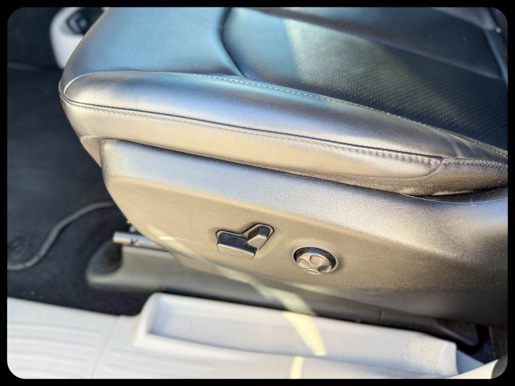 Used 2024 Chrysler Pacifica Touring-L image 28