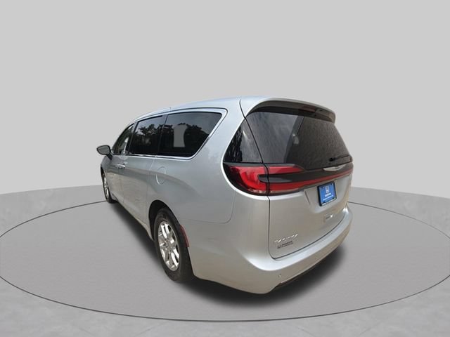 Used 2024 Chrysler Pacifica Touring-L FWD image 3