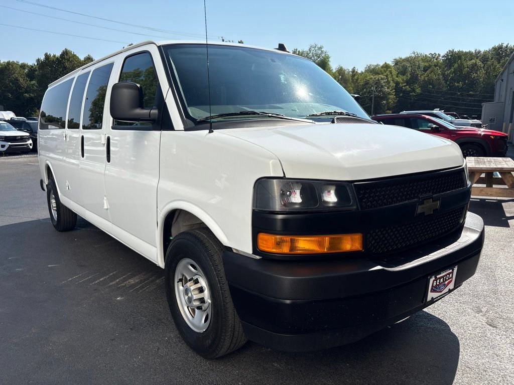 Used 2025 Chevrolet Express 3500 LS RWD image 2
