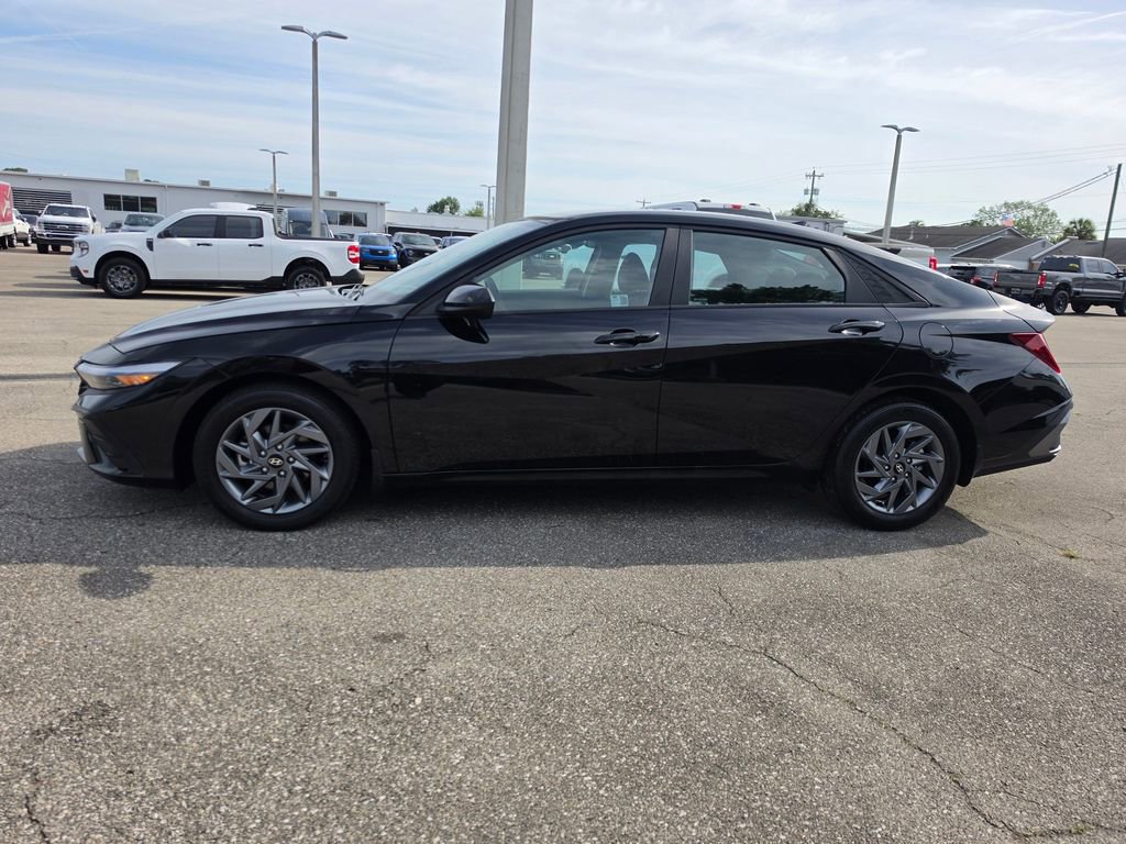 Used 2024 Hyundai Elantra SEL FWD image 8