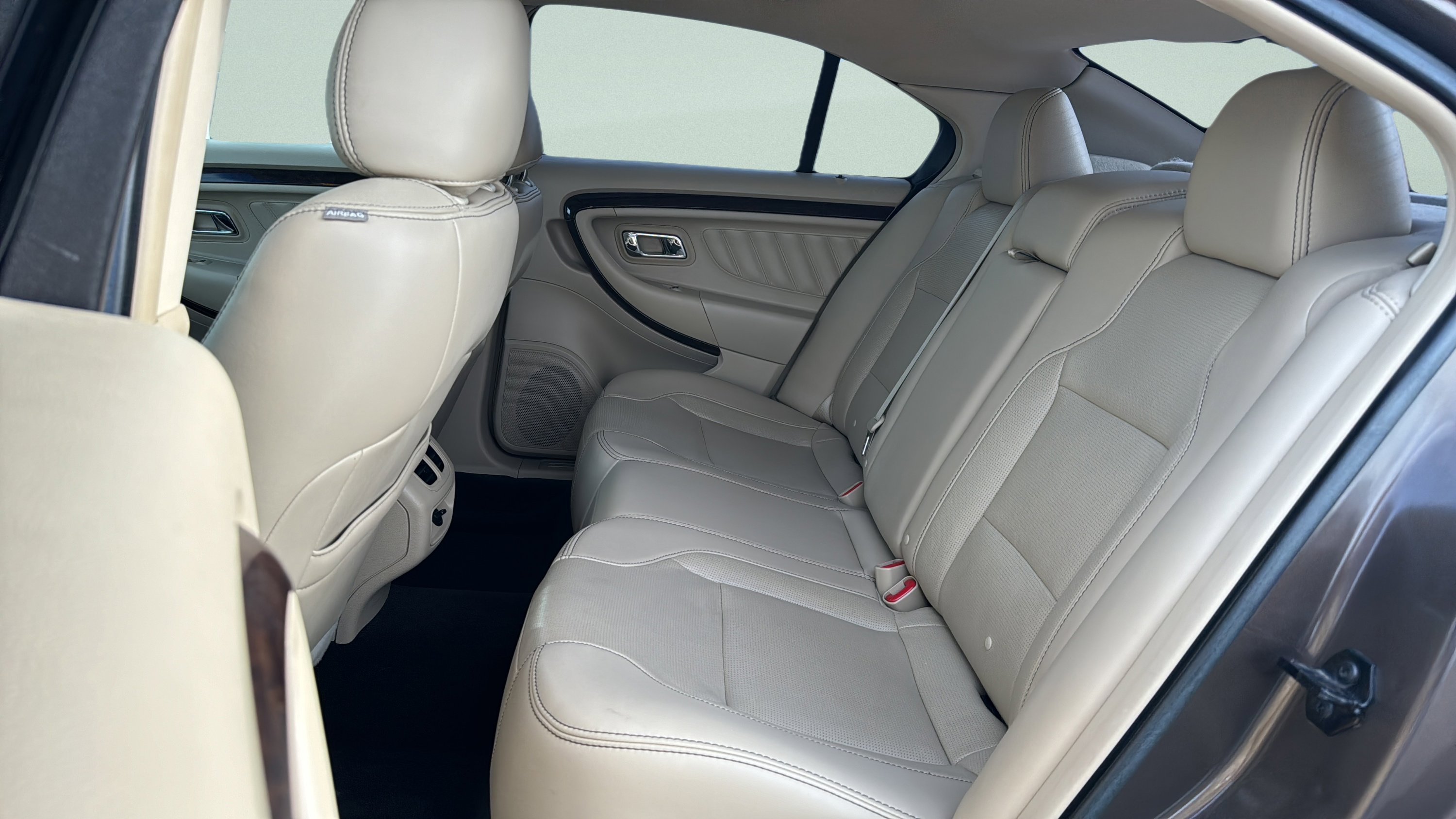 Used 2015 Ford Taurus Limited FWD image 27