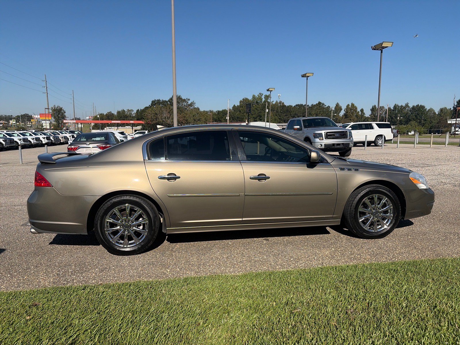 Used 2011 Buick Lucerne CXL FWD image 6