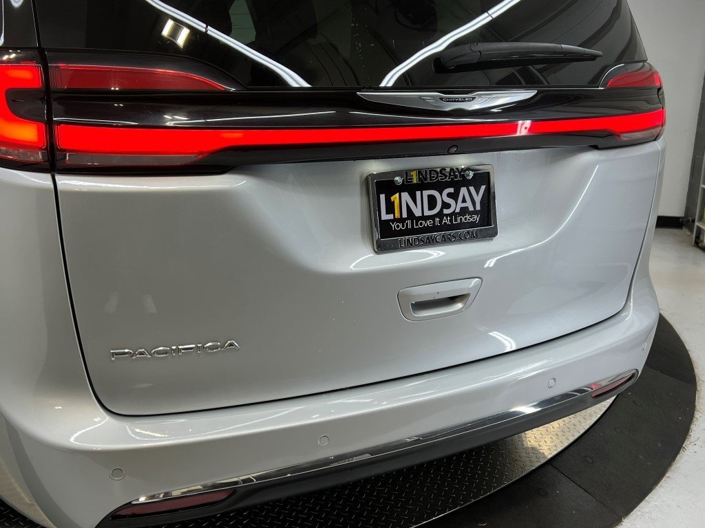 Used 2023 Chrysler Pacifica Touring-L image 8