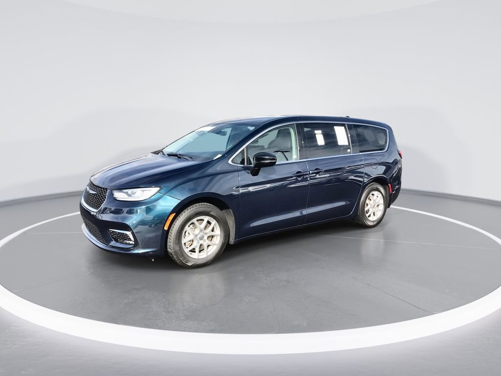 Used 2024 Chrysler Pacifica Touring-L image 4