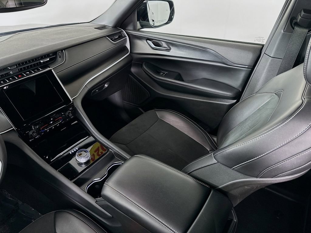 Certified 2024 Jeep Grand Cherokee Altitude image 33