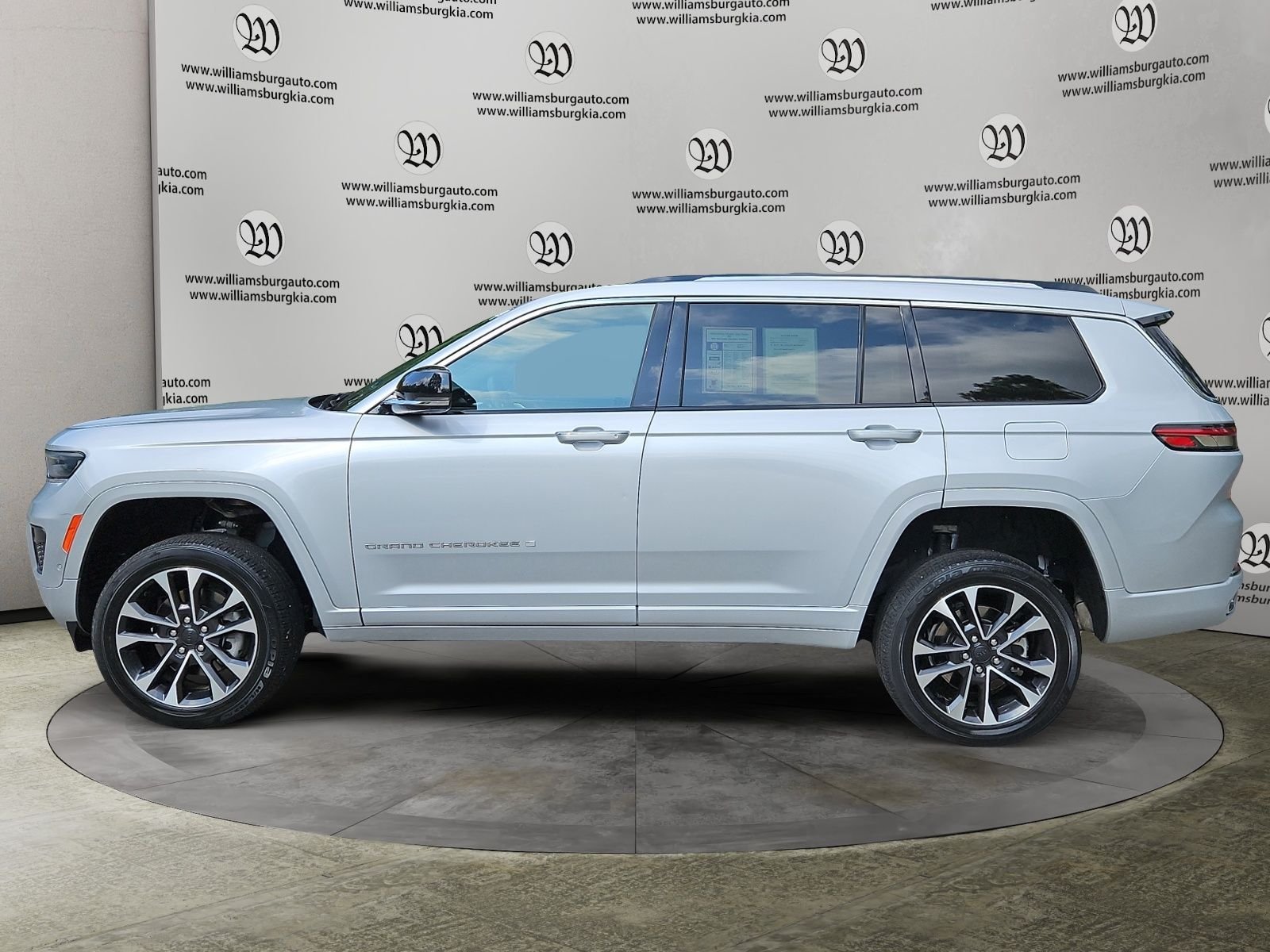 Used 2021 Jeep Grand Cherokee L Overland w/ Luxury Tech Group IV AWD/4WD image 2