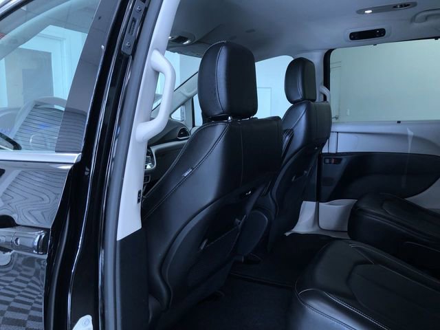 Used 2024 Chrysler Pacifica Touring-L image 19