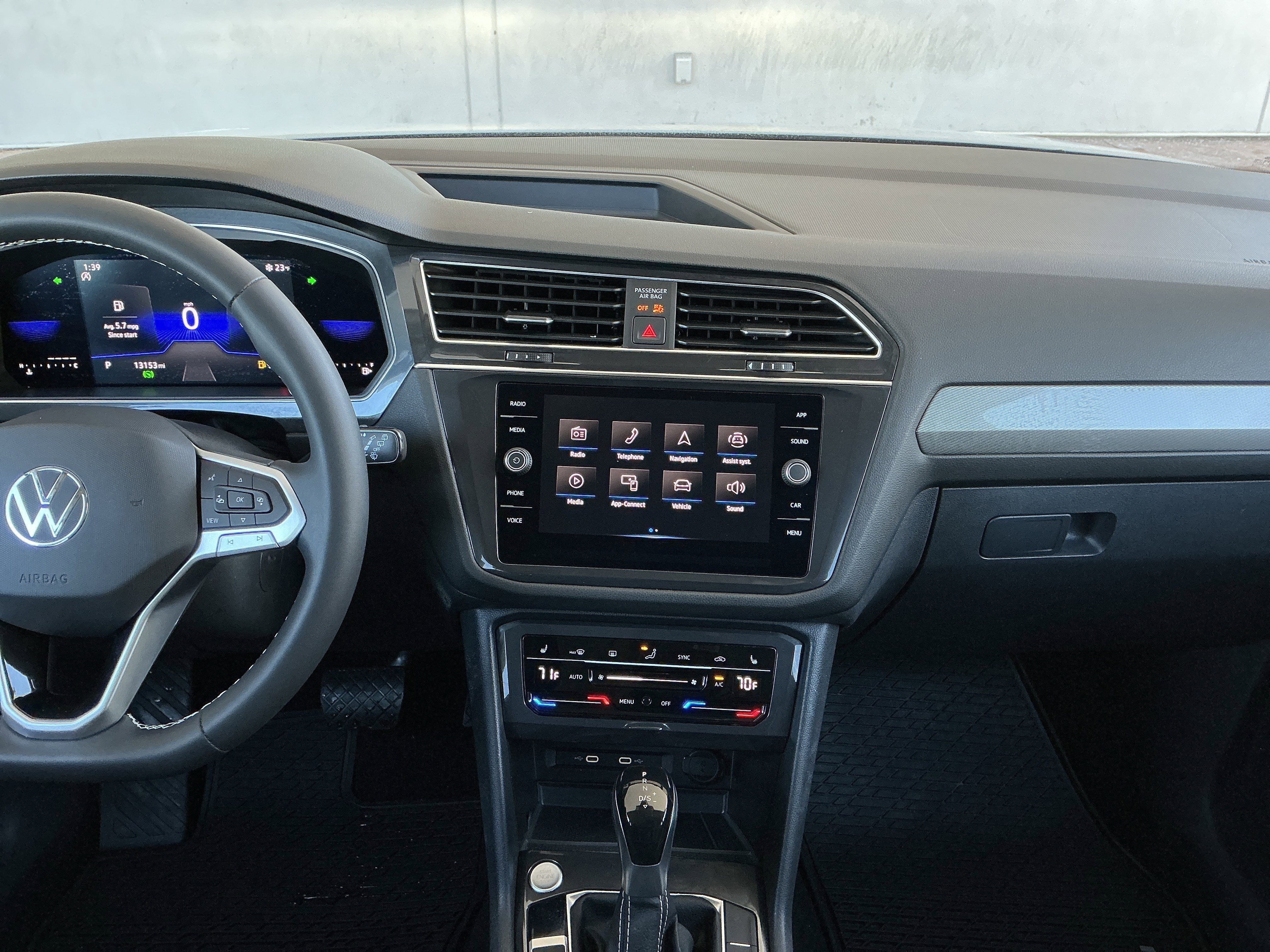 Used 2023 Volkswagen Tiguan SE image 9