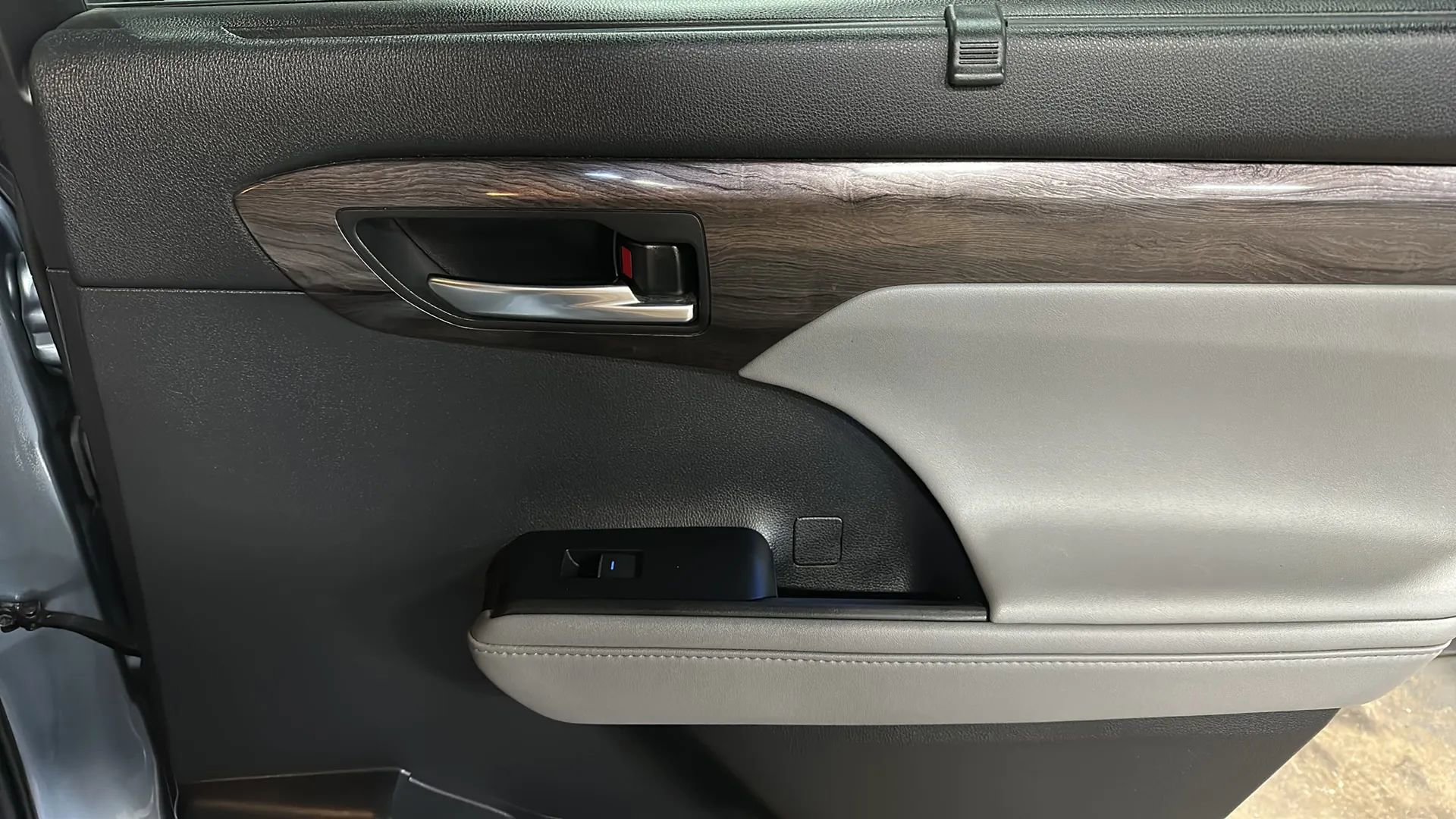 Used 2021 Toyota Highlander Limited image 18