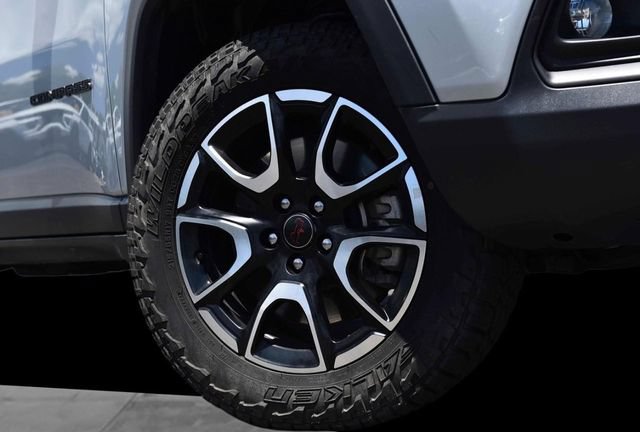 Used 2025 Jeep Compass Trailhawk AWD/4WD image 3