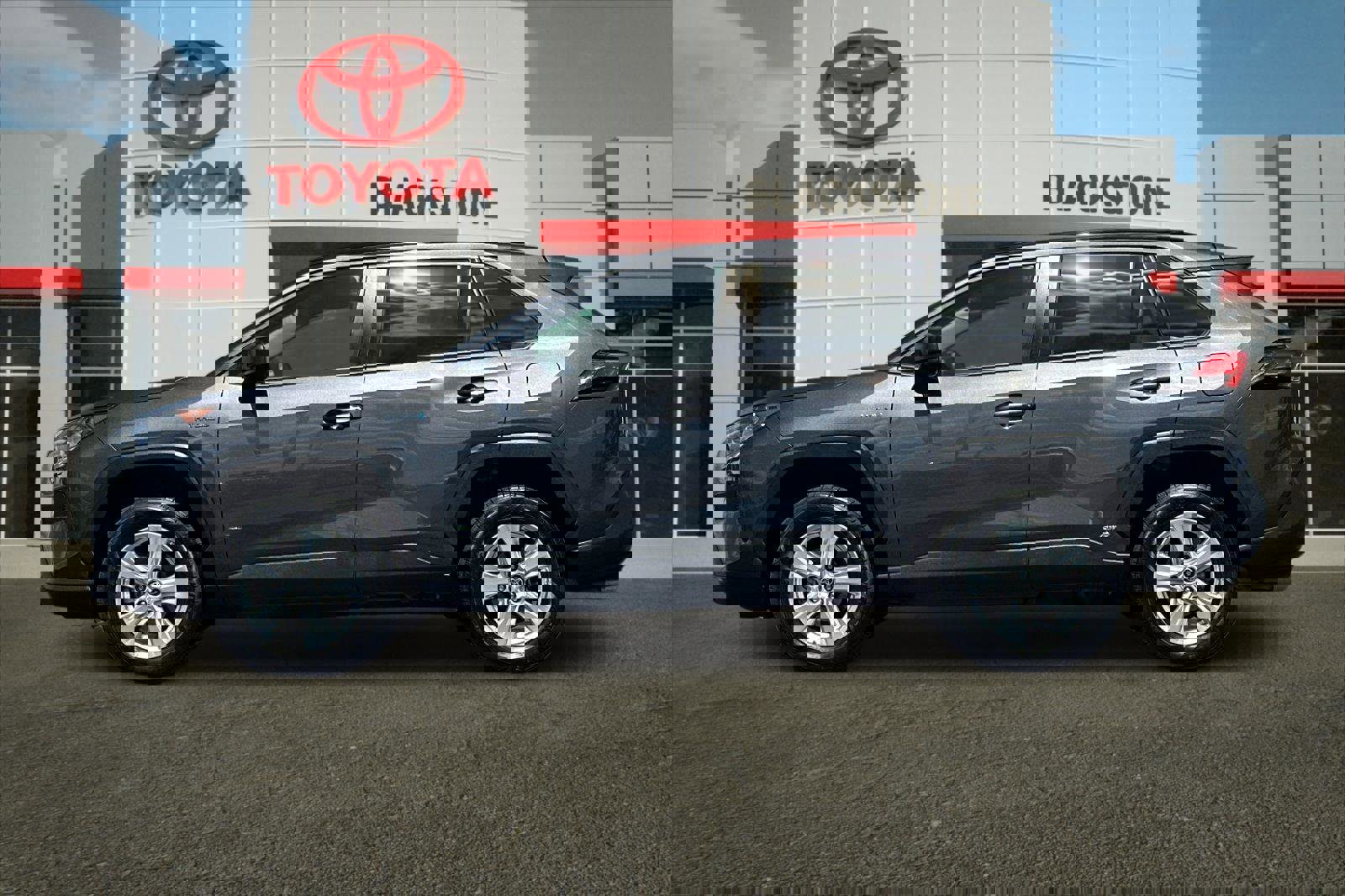 Used 2021 Toyota RAV4 LE AWD/4WD image 6