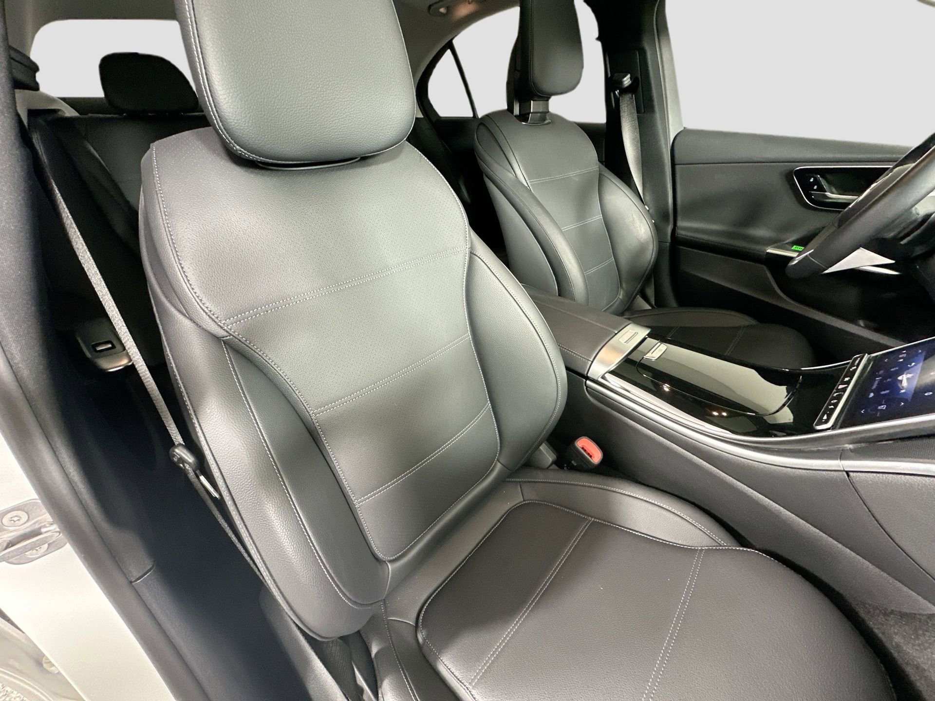 Used 2025 Mercedes-Benz C 300 Sedan image 31