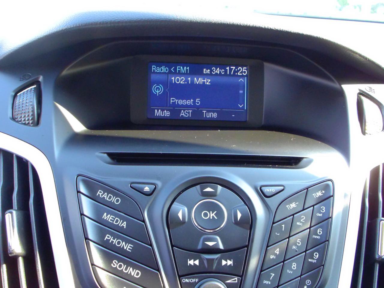 Used 2014 Ford Focus SE FWD image 19