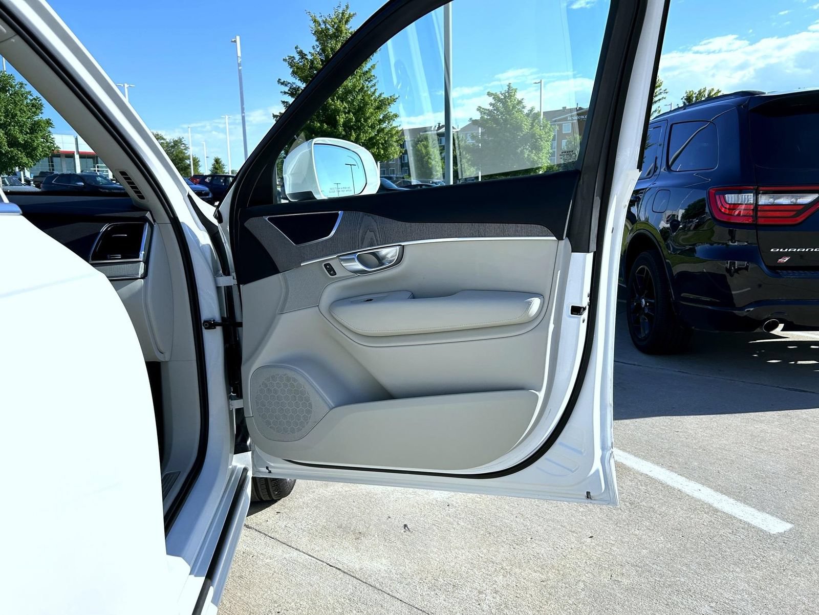 Used 2025 Volvo XC90 B6 Plus w/ Protection Package AWD/4WD image 16