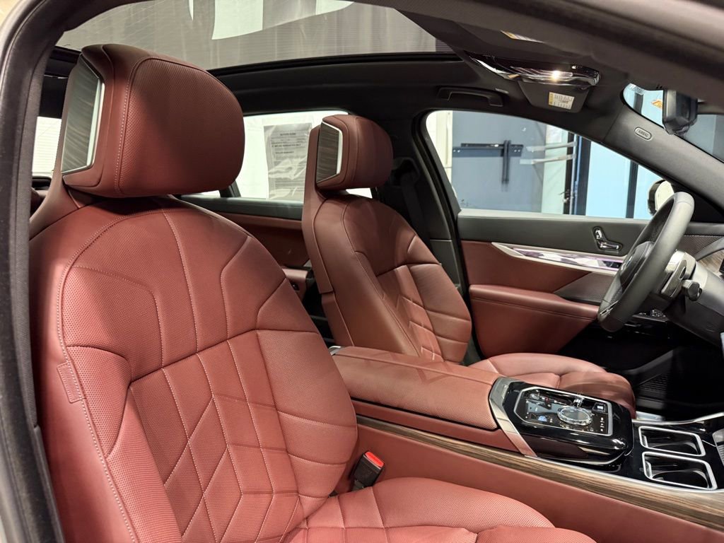 Used 2023 BMW 760i xDrive image 28
