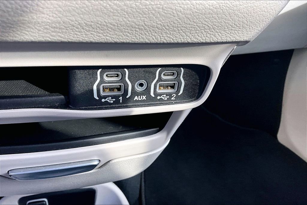 Used 2024 Chrysler Pacifica Touring-L image 16