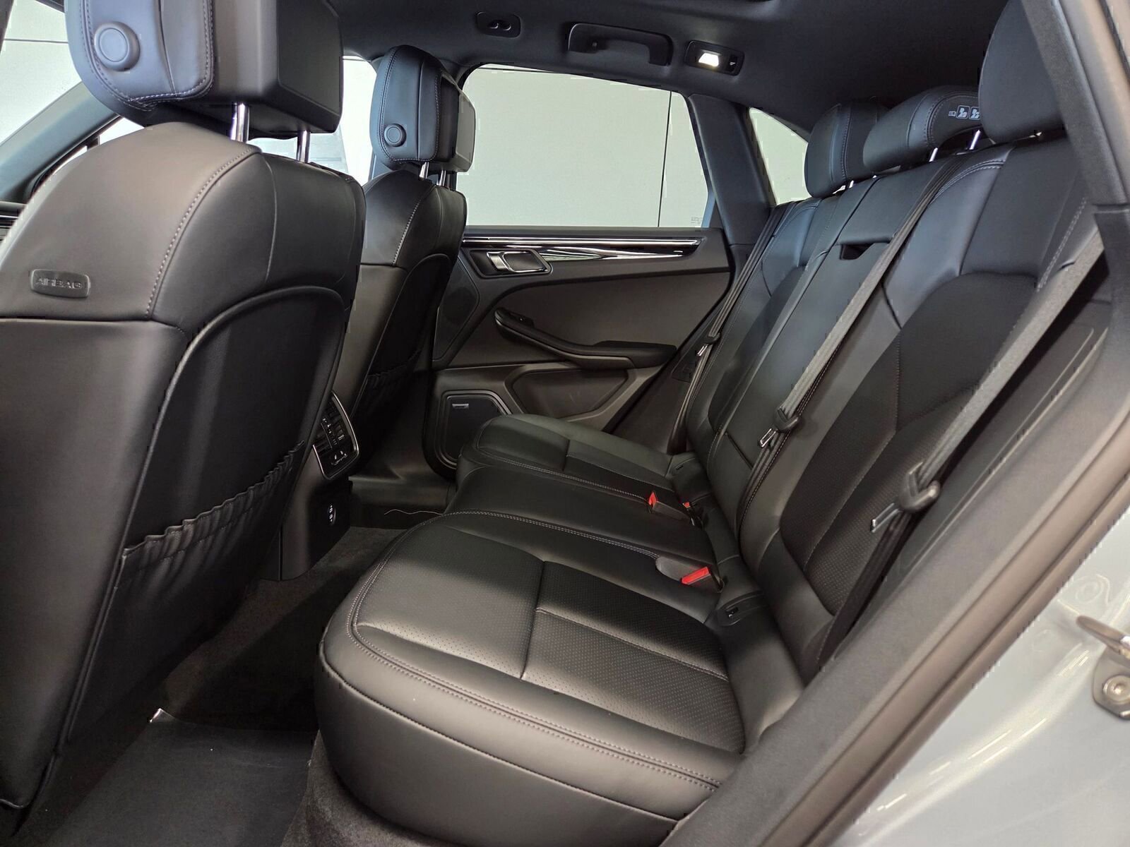 Certified 2026 Porsche Macan image 11