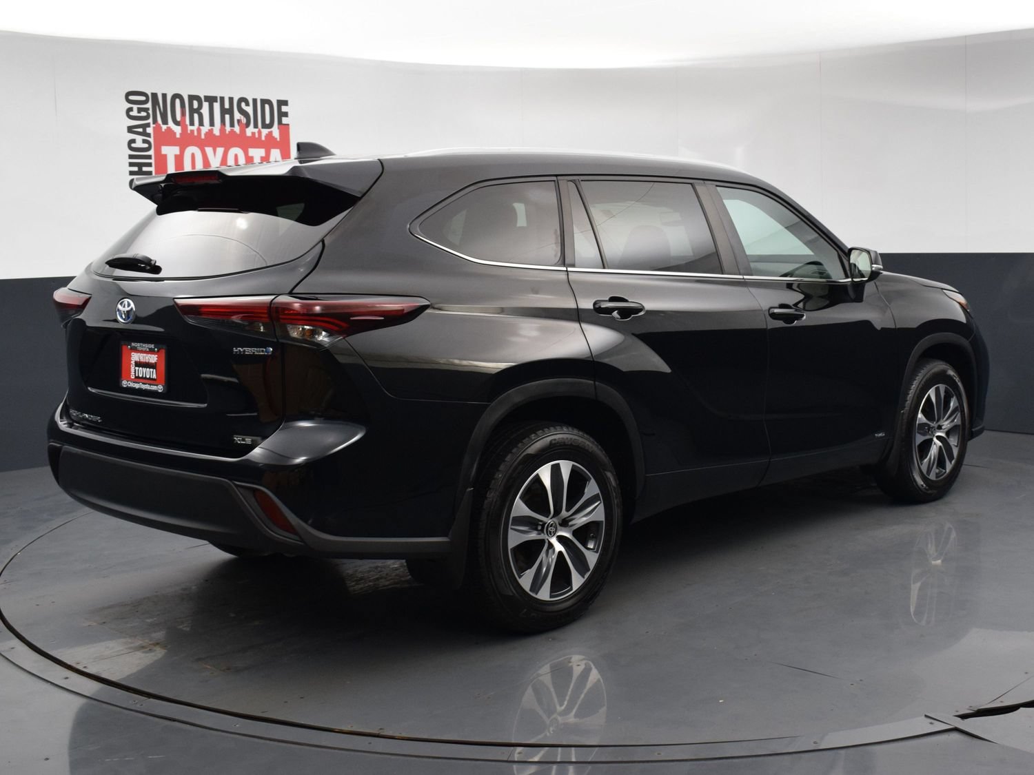 Used 2024 Toyota Highlander XLE AWD/4WD image 4