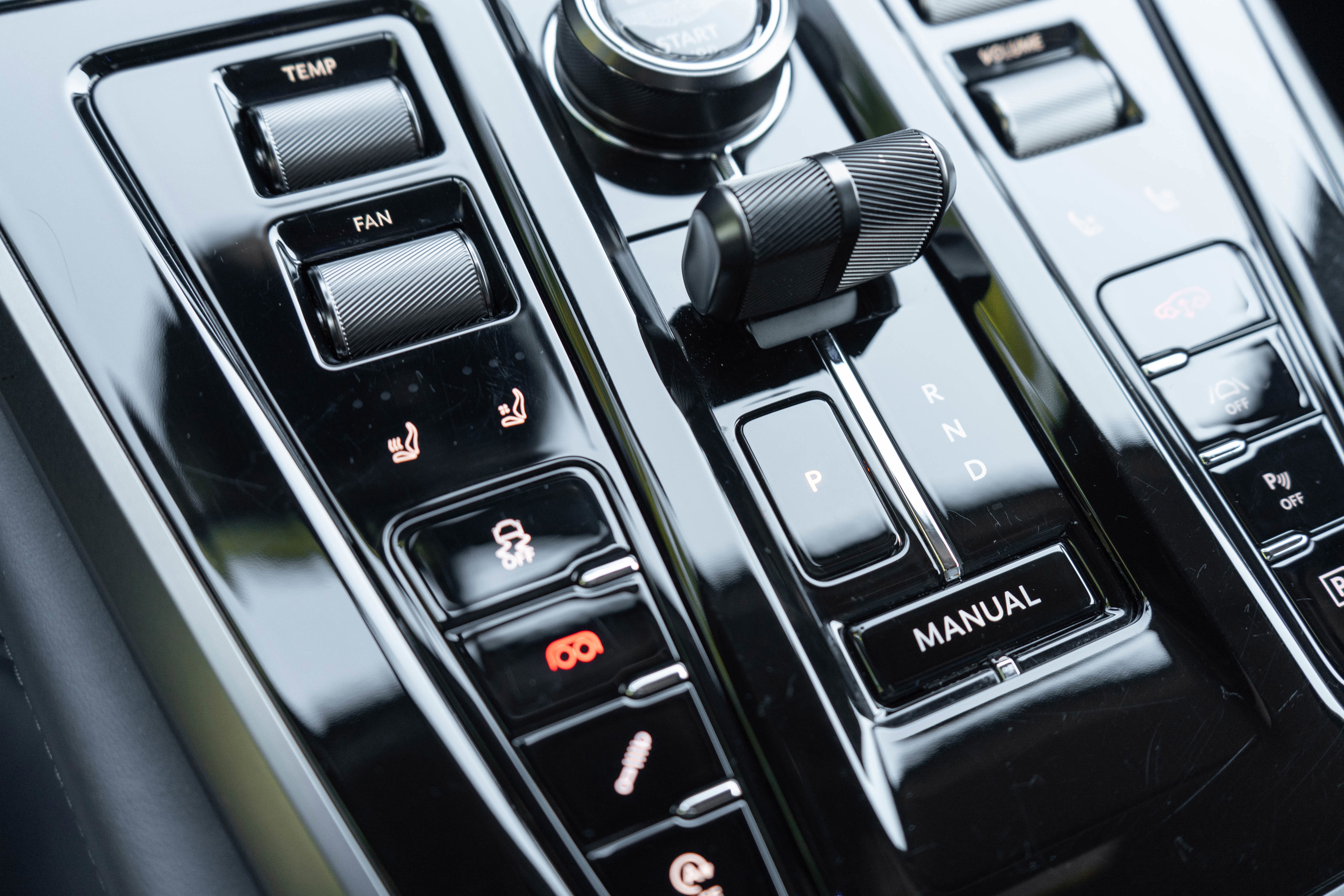 Used 2025 Aston Martin DBX 707 image 26