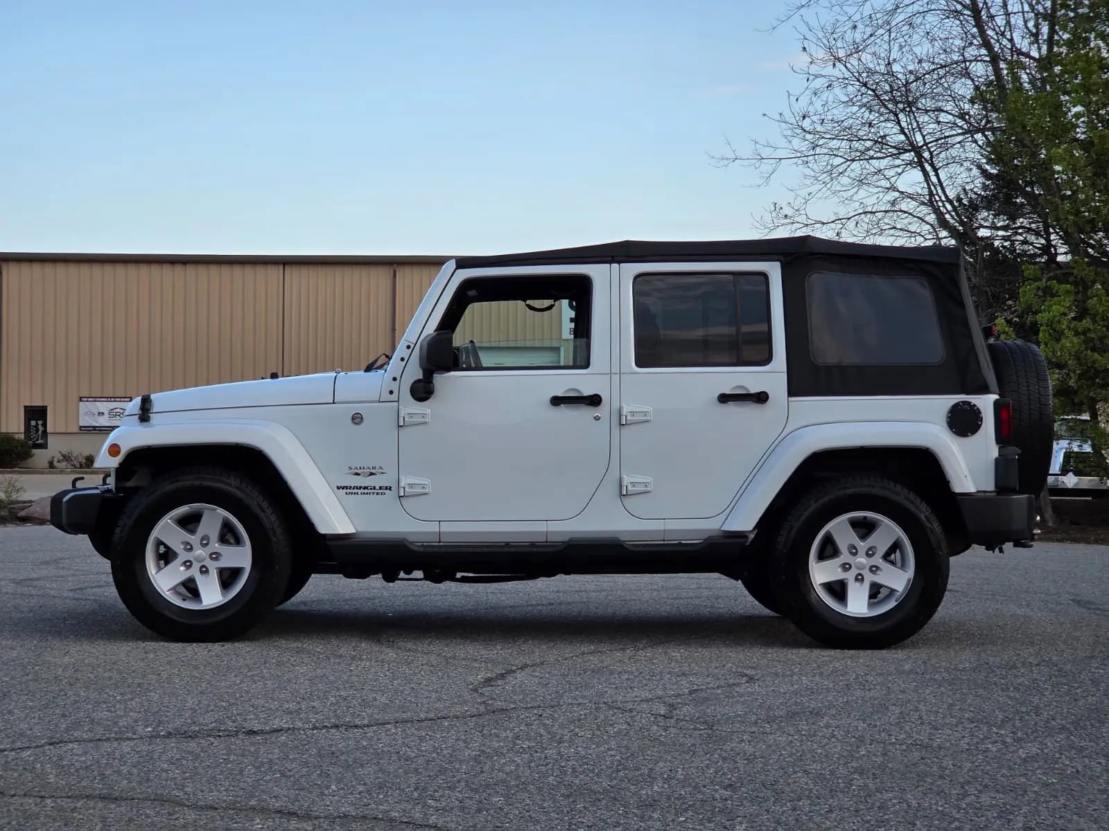 Used 2017 Jeep Wrangler Unlimited Sahara w/ Connectivity Group AWD/4WD image 6