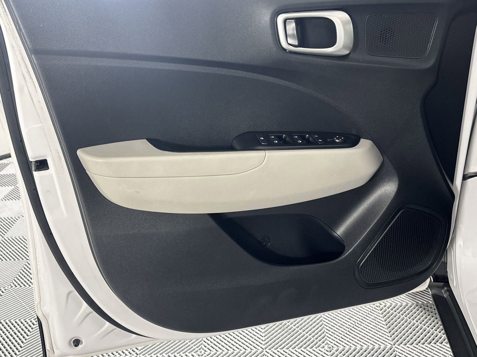 Used 2020 Hyundai Venue SEL FWD image 28
