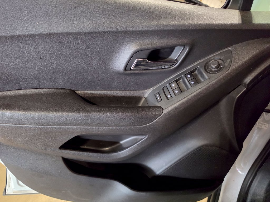Used 2020 Chevrolet Trax LT AWD/4WD image 5
