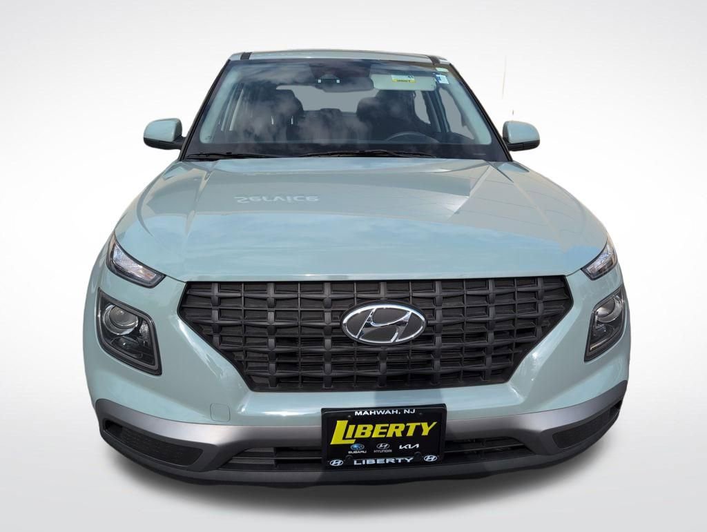 Certified 2025 Hyundai Venue SE image 9