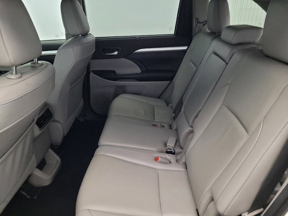 Used 2019 Toyota Highlander XLE image 18