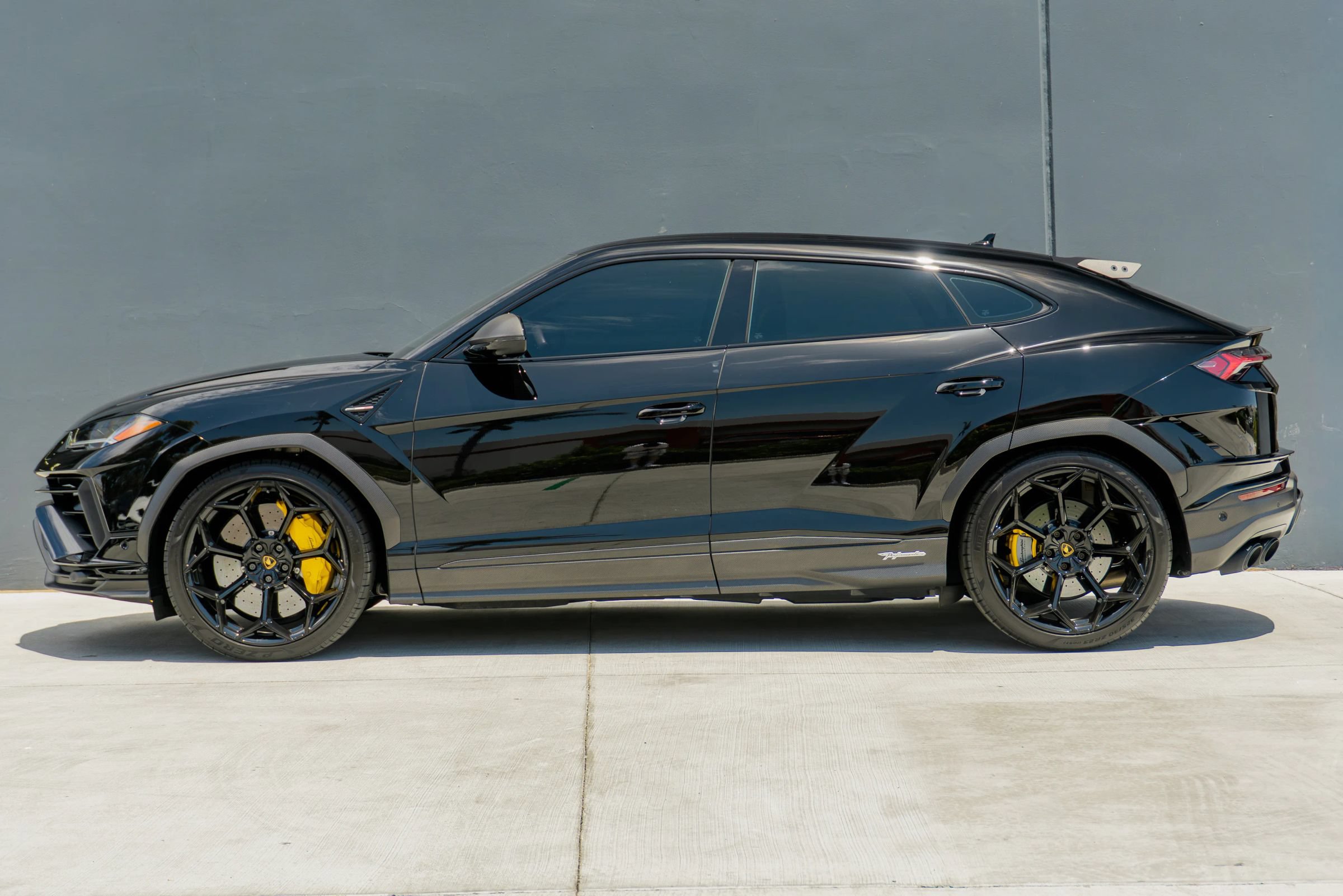 Used 2024 Lamborghini Urus Performante AWD/4WD image 2