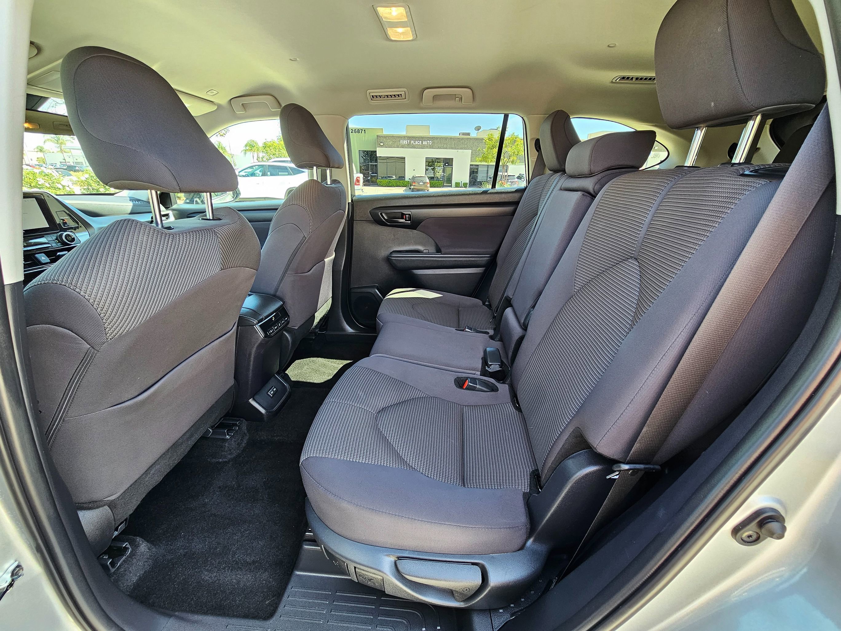 Used 2025 Toyota Highlander LE FWD image 18