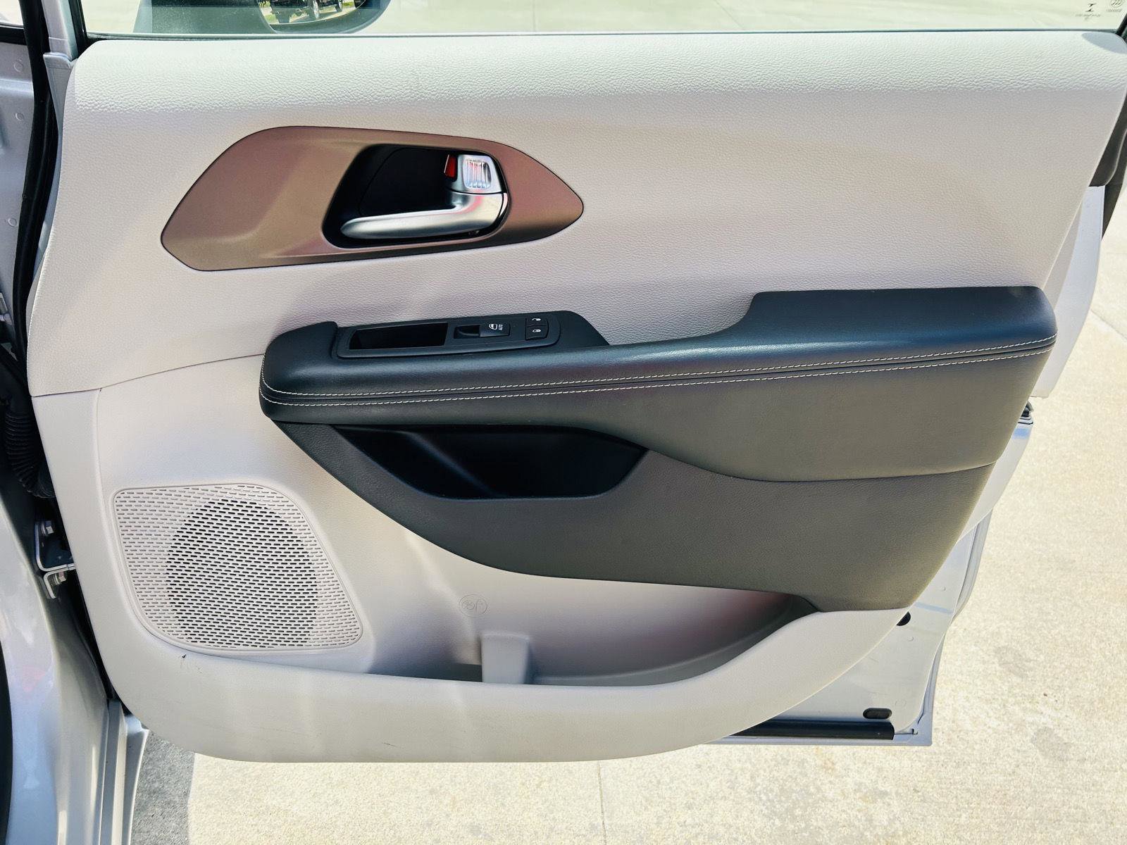 Used 2023 Chrysler Voyager LX image 29