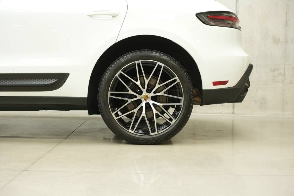 Certified 2026 Porsche Macan AWD/4WD image 31
