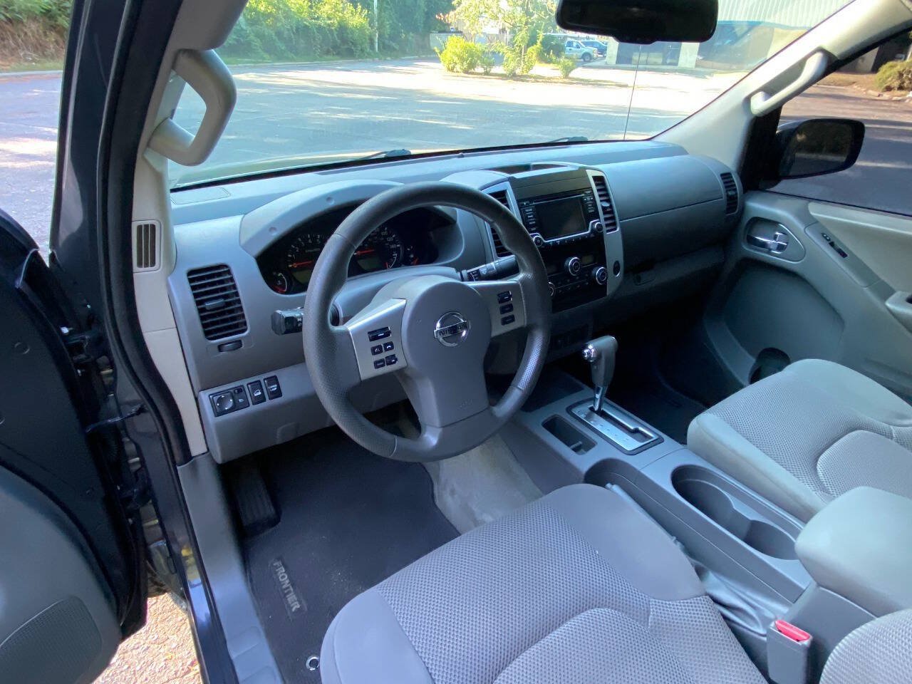 Used 2015 Nissan Frontier SV w/ SV Value Truck Package AWD/4WD image 12