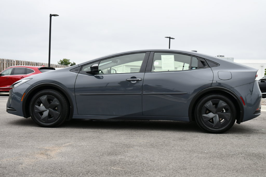 Used 2024 Toyota Prius LE FWD image 4