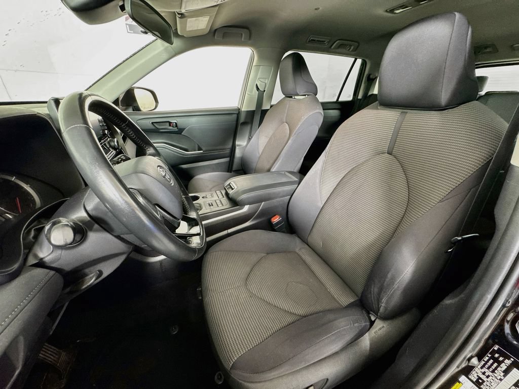 Used 2021 Toyota Highlander LE AWD/4WD image 19