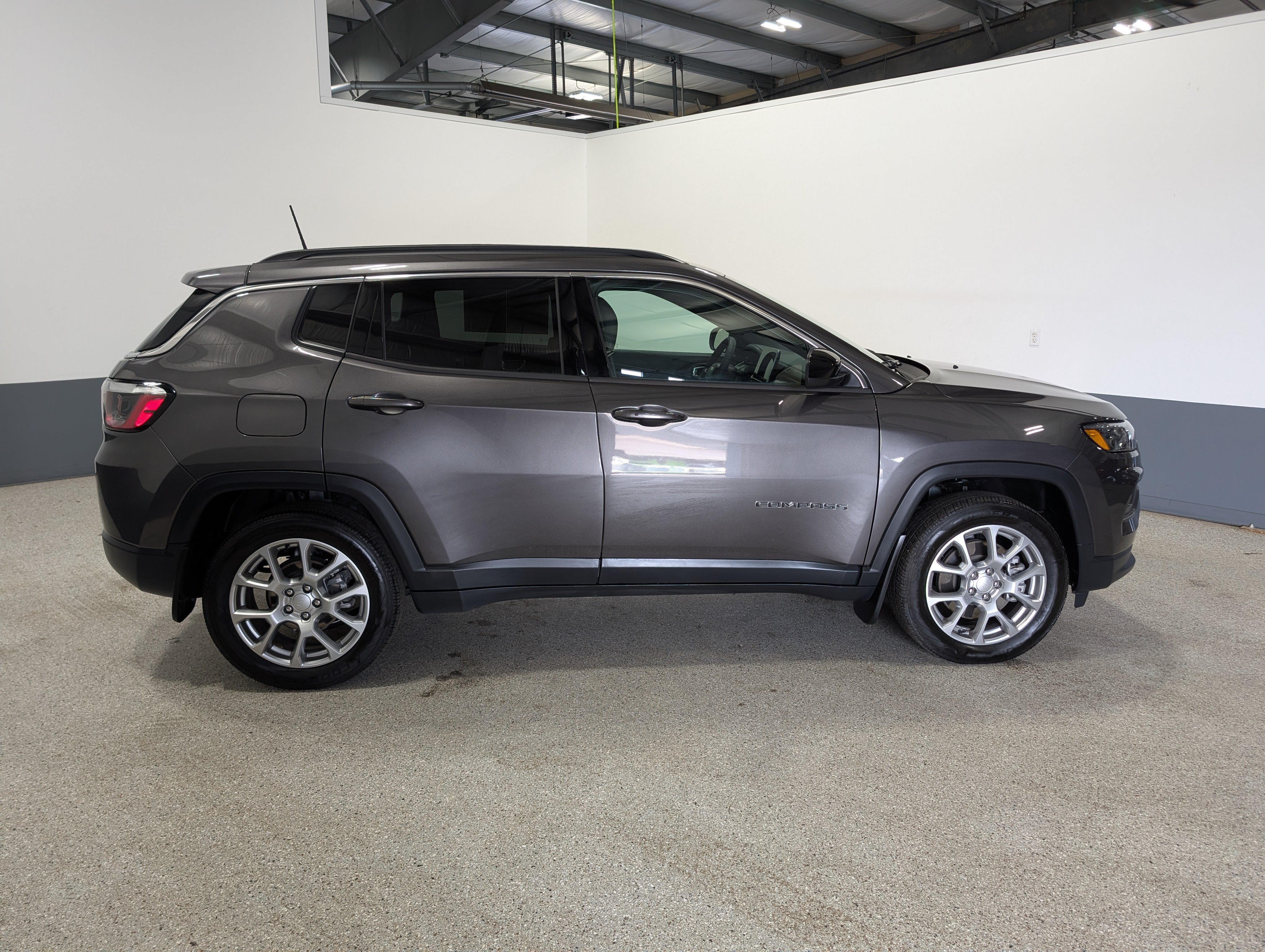 Used 2024 Jeep Compass Latitude AWD/4WD image 2