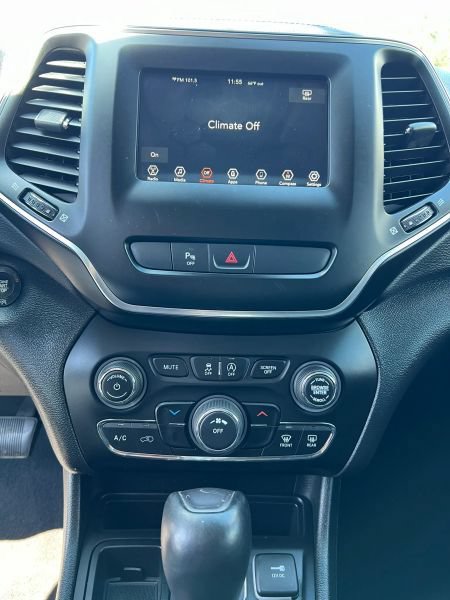 Used 2020 Jeep Cherokee Latitude Plus FWD image 31