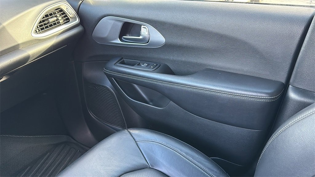 Used 2018 Chrysler Pacifica Touring-L Plus image 24