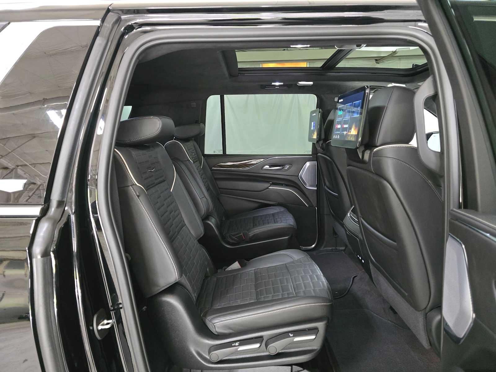 Used 2024 Cadillac Escalade ESV Premium Luxury Platinum AWD/4WD image 12