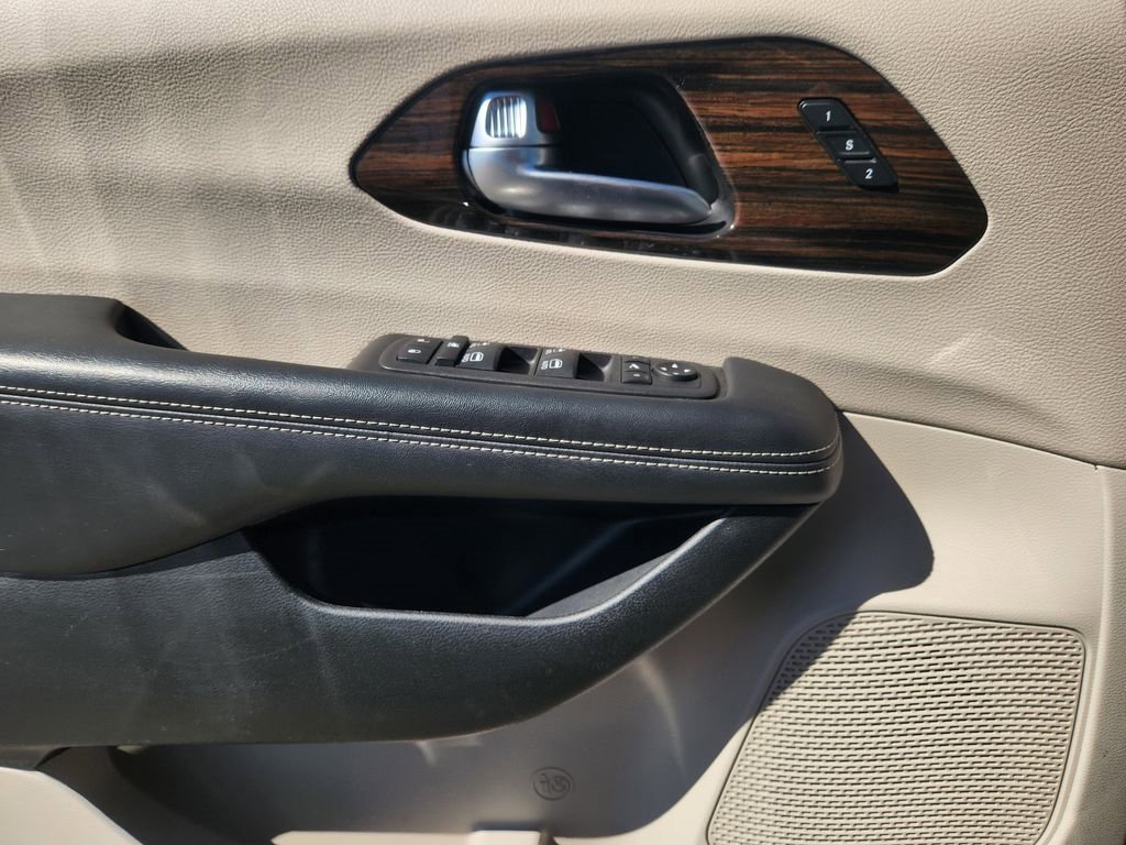Used 2023 Chrysler Pacifica Limited image 24