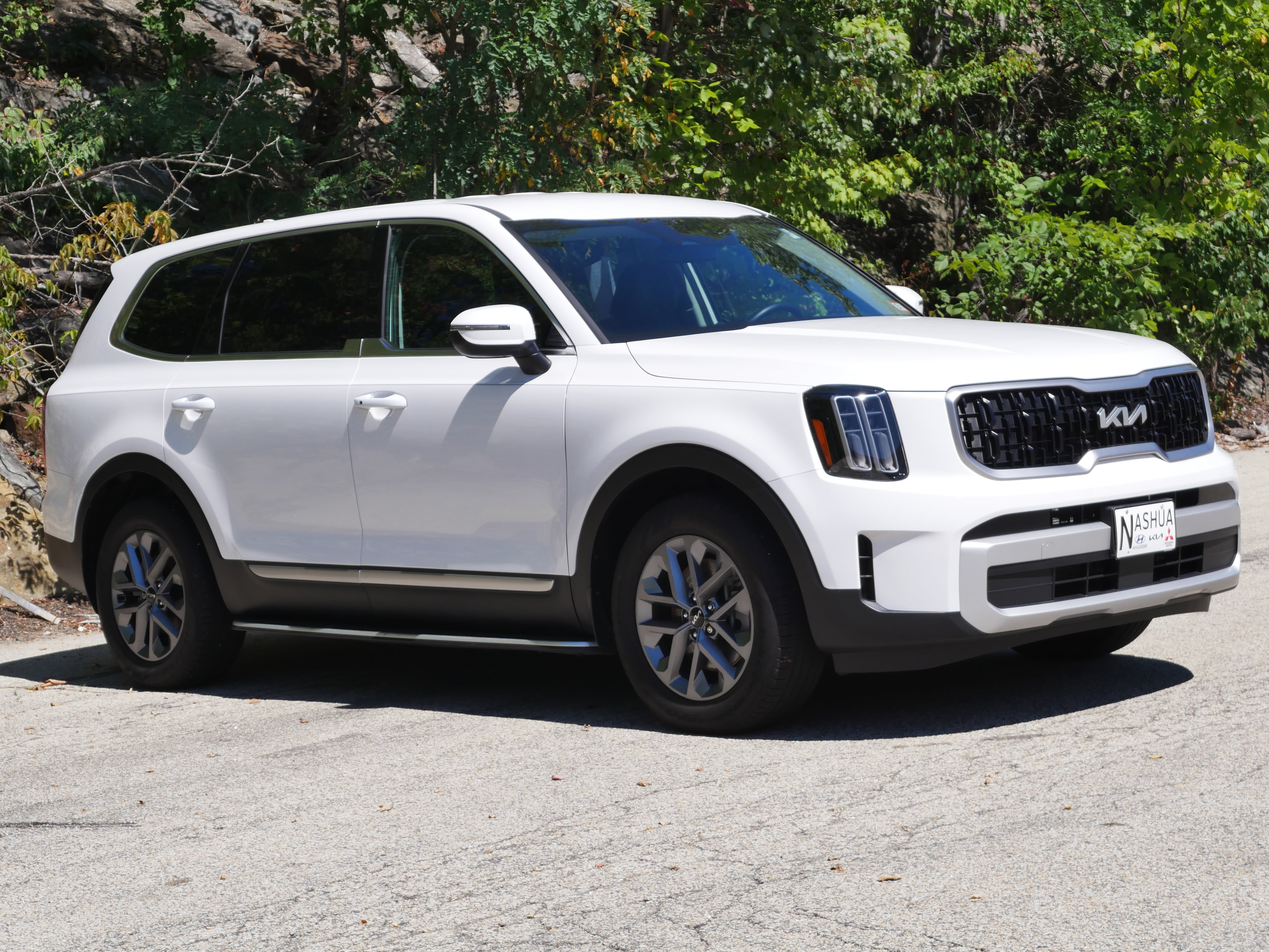 Certified 2025 Kia Telluride LX FWD image 12