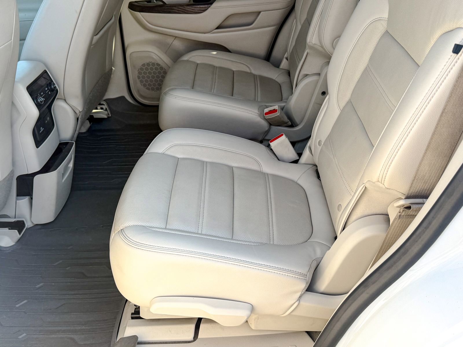 Used 2020 GMC Acadia Denali w/ Technology Package AWD/4WD image 23