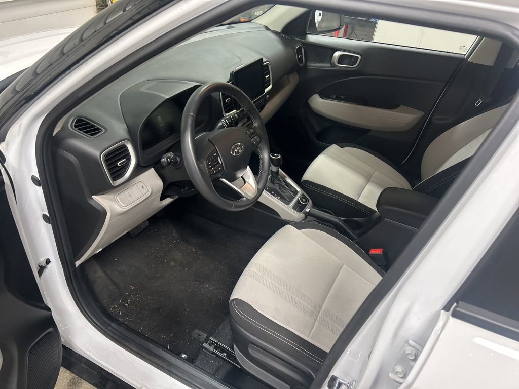 Used 2025 Hyundai Venue SEL image 2