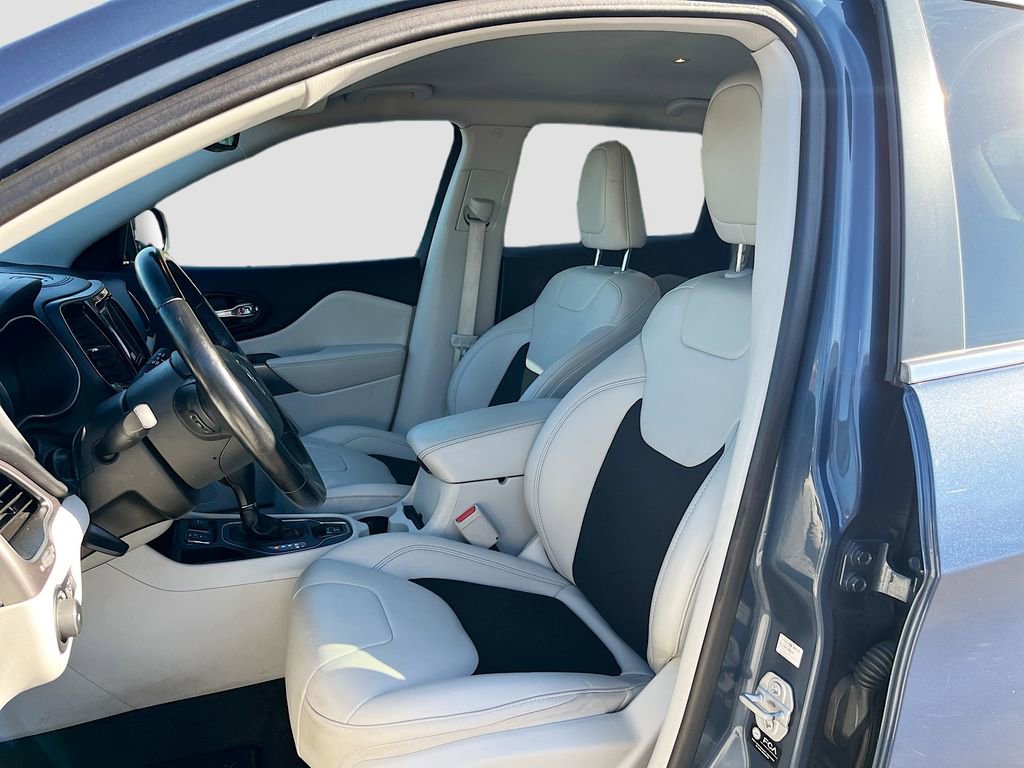 Used 2021 Jeep Cherokee Latitude Plus FWD image 20