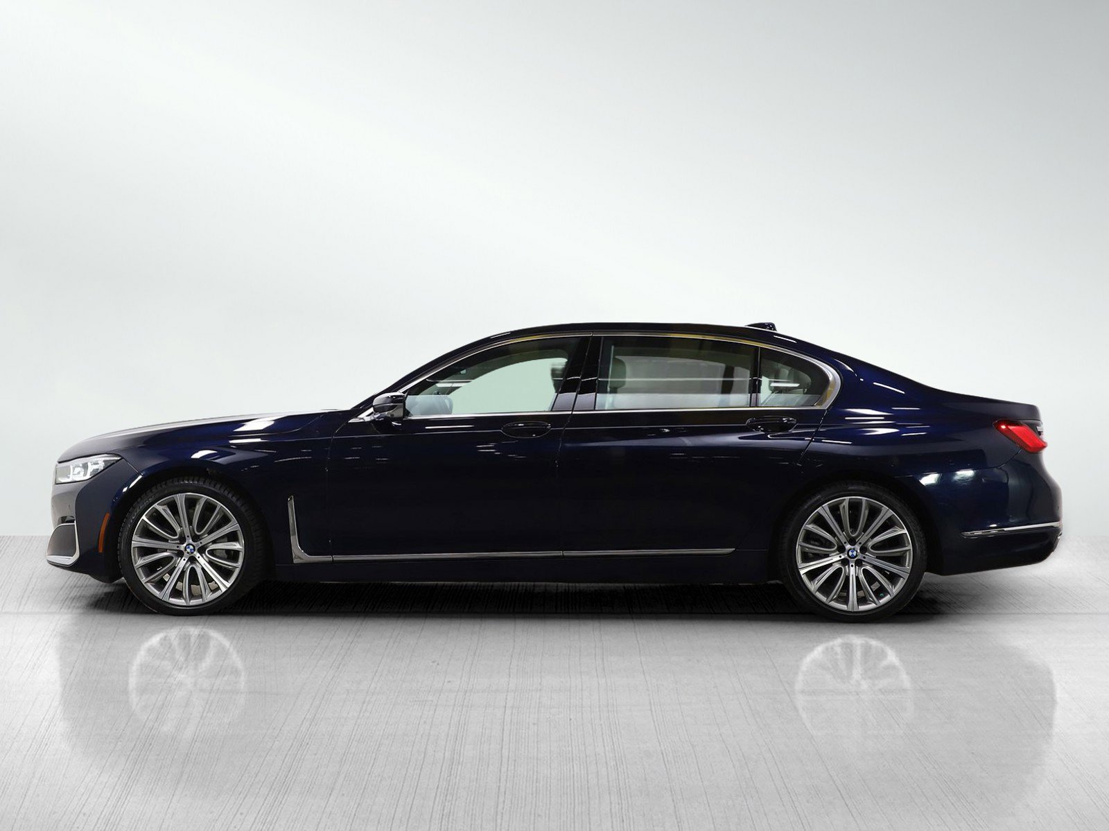 Used 2020 BMW 750i xDrive w/ Executive Package image 2