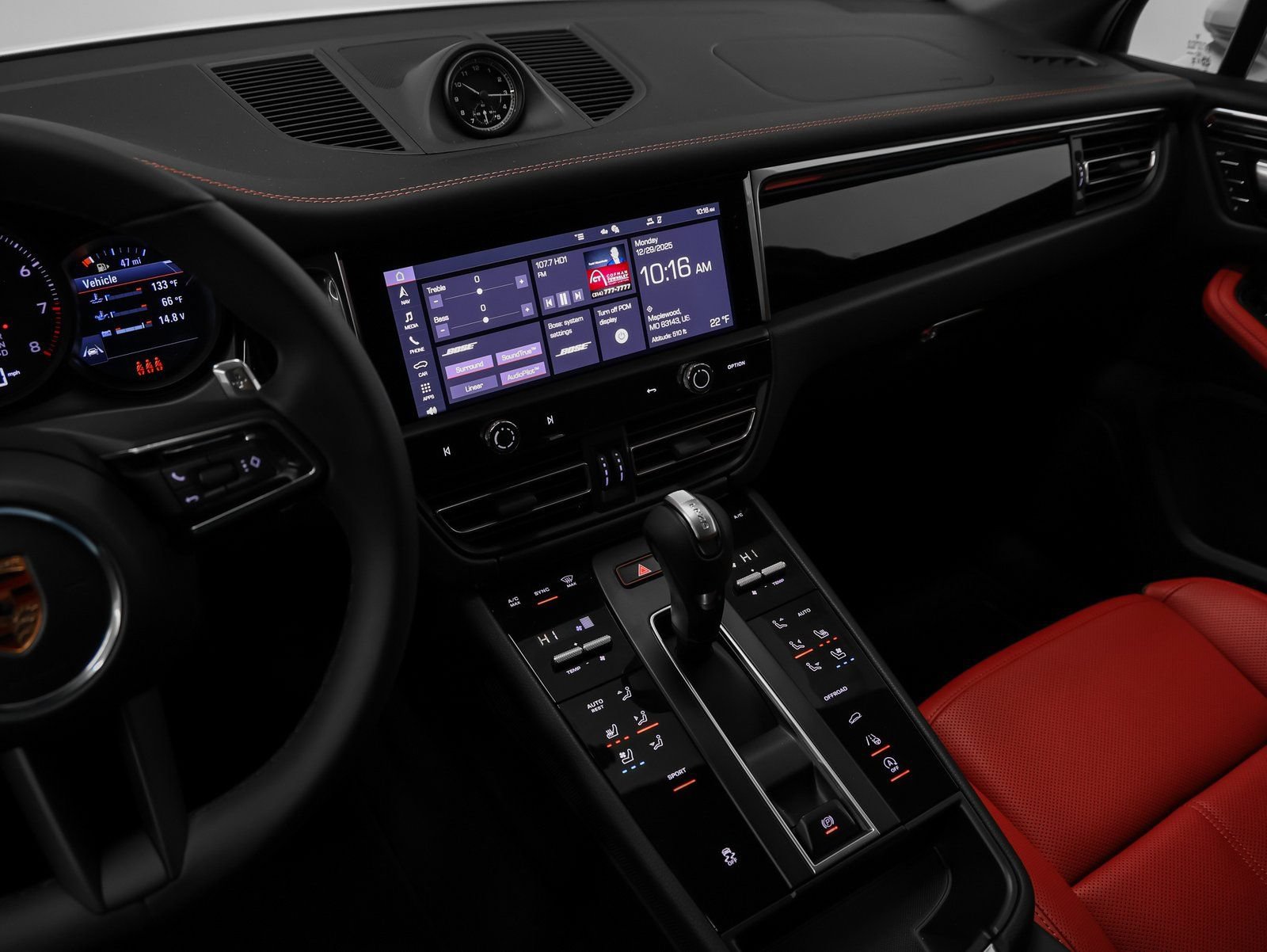 Certified 2026 Porsche Macan AWD/4WD image 34